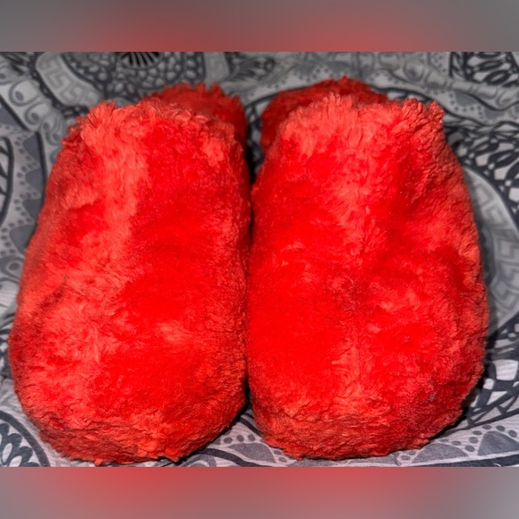 NWOB UGG Fuzz Sugar Clog Size 8 Red Fluffy Sheepskin Furry Slide On 1130950 - Picture 2 of 4